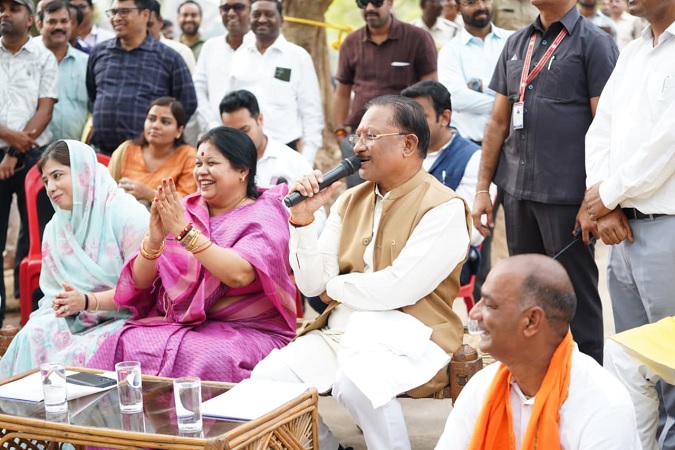बरगद की छांव में सजी मुख्यमंत्री की चौपाल : सक्ती जिले के ग्राम ठठारी में ग्रामीणों से किया सीधा संवाद