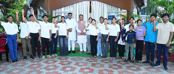 मुख्यमंत्री निवास में टॉपर्स से संवाद : संघर्ष, शिक्षा, स्वास्थ्य और सपनों पर हुई खुलकर चर्चा
