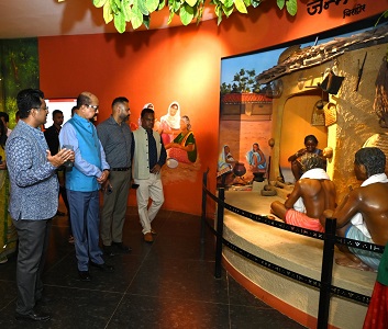 राज्यपाल श्री रमेन डेका ने भव्य जनजातीय संग्रहालय का लिया जायजा