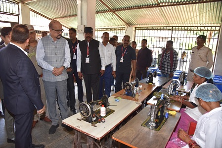 राज्यपाल श्री रमेन डेका ने दुगली में वनधन विकास केन्द्र का किया अवलोकन