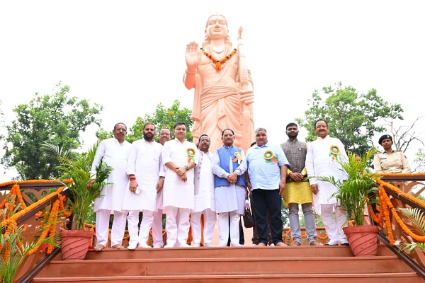मातृशक्ति एवं प्रकृति के प्रति श्रद्धा का अनुपम संगम : मुख्यमंत्री ने "राम वाटिका" में किया रुद्राक्ष का पौधारोपण