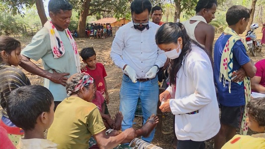 मुख्यमंत्री स्वस्थ बस्तर अभियान : स्वास्थ्य टीम के सराहनीय कार्य, 13 किलोमीटर पैदल, 227 ग्रामीणों की स्वास्थ्य जांच