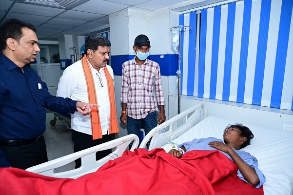 उप मुख्यमंत्री श्री विजय शर्मा ने मरकाटोला घाट सड़क हादसे के घायलों और परिजनों से की मुलाकात