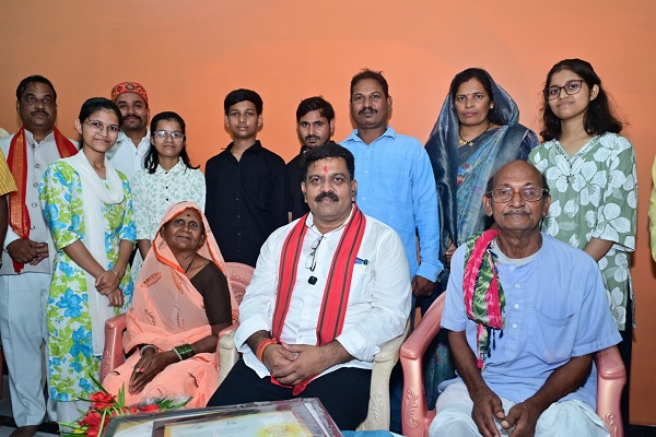 तीन बहनों ने एक साथ पास की नीट परीक्षा, उप मुख्यमंत्री श्री विजय शर्मा ने घर पहुंचकर दी बधाई