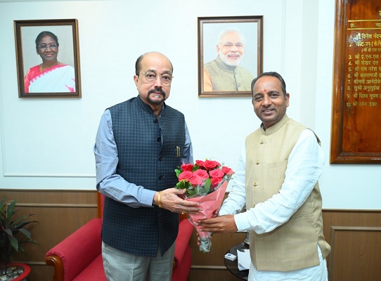 राज्यपाल श्री डेका से छत्तीसगढ़ रेड क्रॉस समिति के अध्यक्ष श्री तोमन साहू ने की सौजन्य भेंट