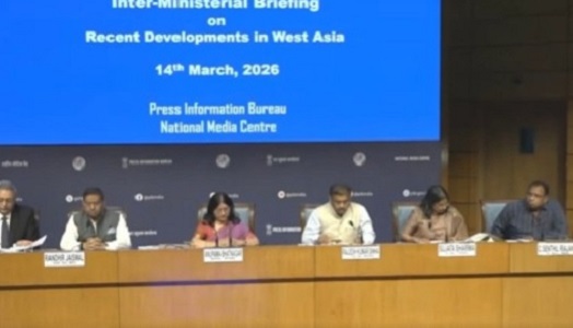 भारतीय ध्वज वाले जहाज़ शिवालिक और नंदादेवी ने होर्मुज़ जलडमरूमध्य सुरक्षित पार किया