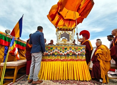 भगवान बुद्ध के पवित्र अवशेष लद्दाख पहुंचे,उपराज्यपाल ने किया स्वागत