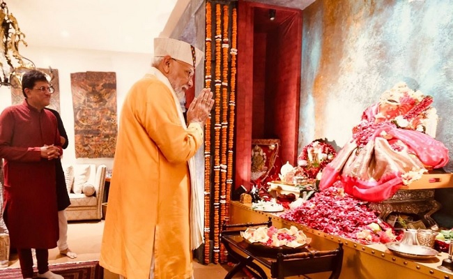 गणेश चतुर्थी : पीएम मोदी ने केंद्रीय मंत्री पीयूष गोयल के घर किए गणपति दर्शन, पूजा-अर्चना में लिया हिस्सा