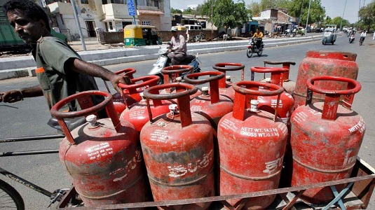 घरेलू और व्यावसायिक एलपीजी सिलेंडरों की कीमतों में वृद्धि, घरेलू 60 रुपये, व्यावसायिक 115 रुपये महँगे