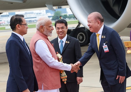 प्रधानमंत्री नरेंद्र मोदी बैंकॉक में, थाईलैंड के प्रधानमंत्री पैतोंगतान शिनवातअ के साथ वार्ता कर रहे हैं