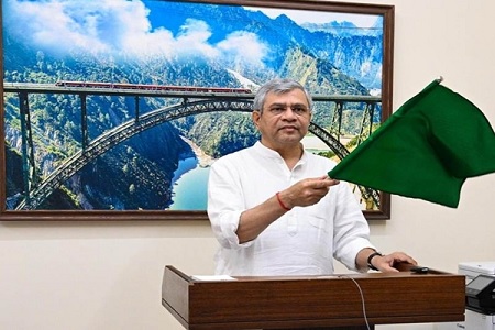 रेल मंत्री अश्विनी वैष्णव ने बेंगलुरु और मुंबई के बीच नई एक्सप्रेस रेलगाड़ी को हरी झंडी दिखाकर रवाना किया