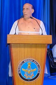 पहलगाम में कायराना आतंकवादी हमले के पीछे के लोगों को जल्द ही करारा जवाब मिलेगा : रक्षा मंत्री 