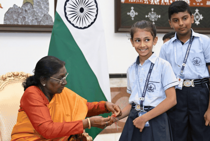 राष्ट्रपति, उपराष्ट्रपति और प्रधानमंत्री ने स्कूली बच्चों के साथ मनाया रक्षाबंधन