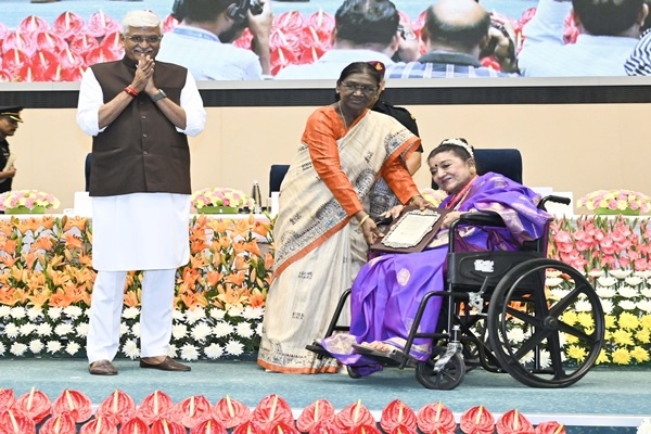 राष्ट्रपति द्रौपदी मुर्मु ने 100 से अधिक कलाकारों को संगीत नाटक अकादमी पुरस्कार प्रदान किए