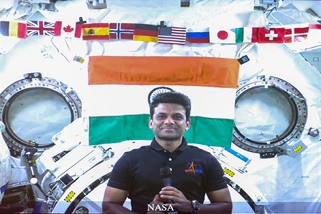 प्रधानमंत्री ने ऐतिहासिक अंतरिक्ष मिशन से पृथ्वी पर लौटने पर ग्रुप कैप्टन शुभांशु शुक्ला का स्वागत किया 