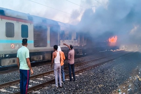 पश्चिम मध्य रेलवे ने राजधानी एक्सप्रेस में आग लगने की घटना की उच्चस्तरीय जांच के लिए बनाई समिति