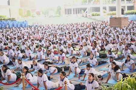 अतंर्राष्ट्रीय योग महोत्सव 2026 के आयोजन से 50 दिन पहले 6,000 लोगों ने भुजंगासन कर एशिया रिकॉर्ड बनाया 