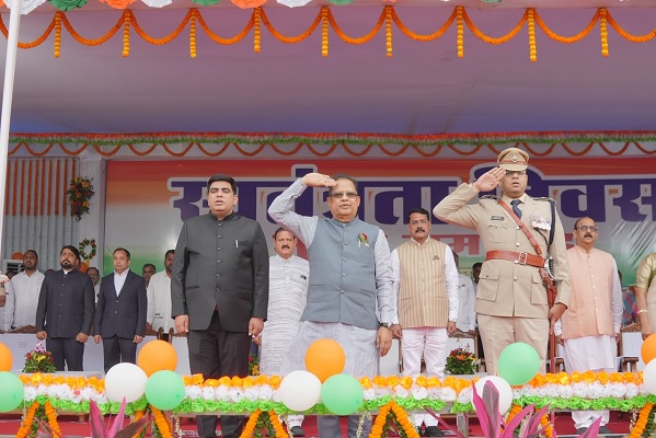 स्वतंत्रता दिवस समारोह के मुख्य अतिथि विधायक श्री अमर अग्रवाल ने ध्वजारोहण कर परेड की सलामी ली