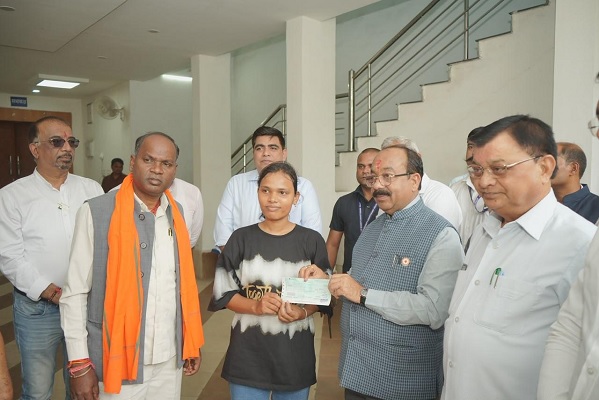 स्वामी विवेकानंद जिला खनिज न्यास शिक्षा प्रोत्साहन योजना से चंद्रिका के डॉक्टर बनने के सपने को मिला संबल