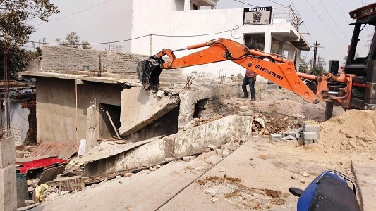 अवैध कब्जा कर, पहले चोरी - फिर सीना जोरी करने वालों पर सख्ती से निपट रही निगम की टीम