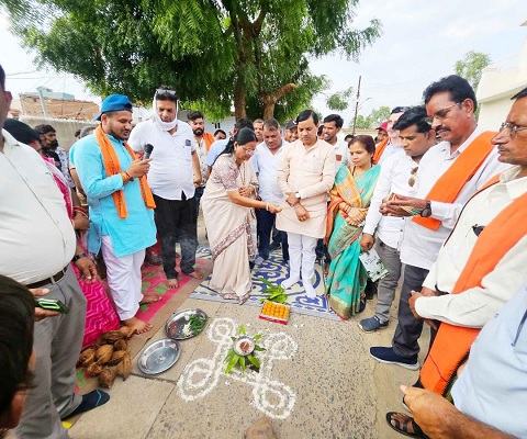 महापौर श्रीमती संजूदेवी राजपूत ने 72 लाख रू. के सड़क डामरीकरण कार्य का किया भूमिपूजन