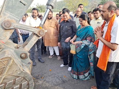 उद्योग मंत्री श्री देवांगन ने नारियल तोड़कर सर्वमंगला पुल सड़क का डामरीकरण कार्य का कराया शुभारंभ