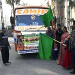 महापौर श्रीमती संजूदेवी राजपूत ने हरी झण्डी दिखाकर तीर्थयात्रियों के दल को अयोध्याधाम के लिए रवाना