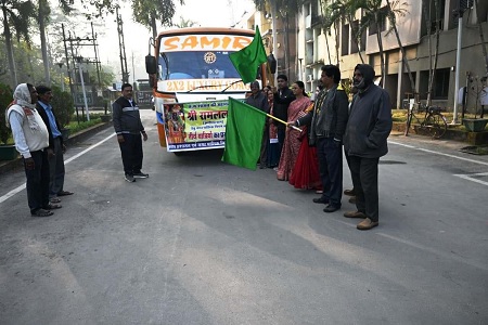 महापौर श्रीमती संजूदेवी राजपूत ने हरी झण्डी दिखाकर तीर्थयात्रियों के दल को अयोध्याधाम के लिए रवाना