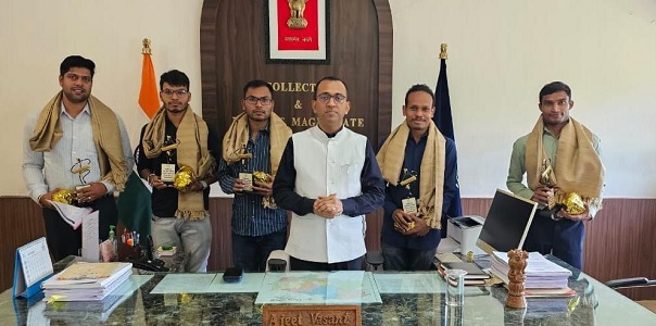 कलेक्टर श्री वसंत ने छात्रावासों के तीन प्रतिभाशाली विद्यार्थियों का राज्य सेवा परीक्षा में चयन पर दी बधाई