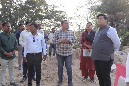 चैतमा स्थित निर्माणाधीन चिकित्सक आवास का कलेक्टर ने किया निरीक्षण