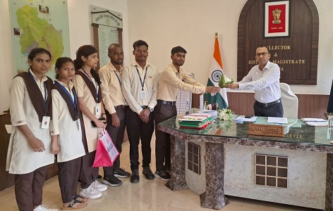 प्लेसमेंट में चयनित सिपेट के विद्यार्थियों ने कलेक्टर से की मुलाकात
