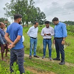 खेत में जाकर कलेक्टर ने डिजीटल फसल सर्वे का किया अवलोकन