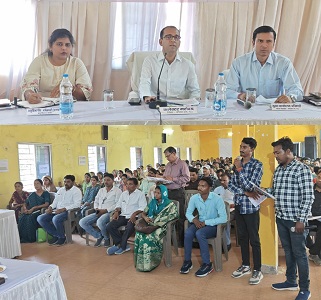 कलेक्टर श्री अजीत वसंत ने जनपद पंचायत पाली अंतर्गत पीएम आवास योजना (ग्रामीण) के कार्य प्रगति के सम्बन्ध में ली बैठक