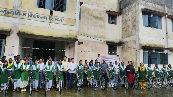 सरस्वती सायकल योजना से सिमगा की 44 बेटियों के सपनों को मिली रफ्तार