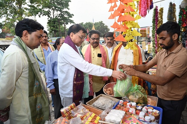 माटी के दीयों में सजेगा जनभावनाओं का उजाला, कैबिनेट मंत्री लखन लाल देवांगन ने खरीदे मिट्टी के दीये