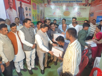 राज्योत्सव में स्वास्थ्य विभाग के स्टॉल में मंत्री श्री देवांगन के द्वारा 05 टीबी मरीजों को दिया गया फूड बास्केट