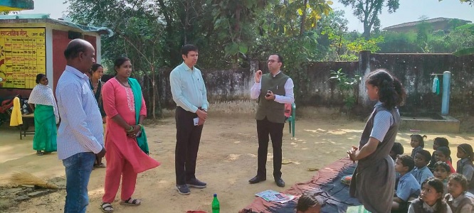 कलेक्टर श्री वसंत का ग्रामीण क्षेत्रों का निरीक्षण दौरा, शिक्षा, स्वास्थ्य और जन कल्याण पर दिया विशेष जोर