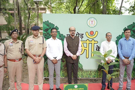 राज्यपाल श्री रमेन डेका ने ‘एक पेड़ माँ के नाम’ अभियान के तहत किया पौधारोपण