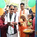 लेमरू में मुख्यमंत्री की दिखी आत्मीयता : प्रधानमंत्री आवास योजना हितग्राही धरम सिंह को कराया गृह प्रवेश