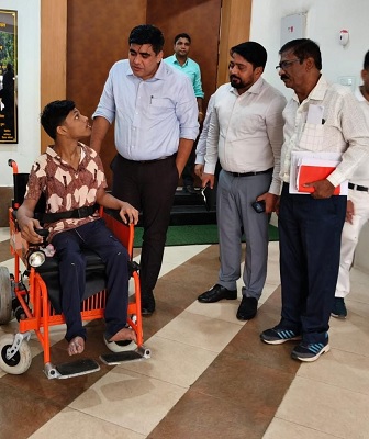 कलेक्टर की संवेदनशील पहल से दिव्यांग छात्र के सपनों को मिली नई उड़ान