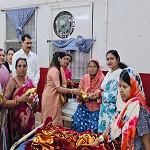 भाजपा महिला मोर्चा कोरबा, द्वारा फल वितरित कर मातृ शक्ति के त्याग, ममता और सेवा भाव को नमन