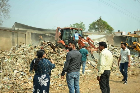 कोरबा में प्रशासन ने अवैध कारोबारियों पर सख्त प्रहार कर अवैध कबाड़ ठिकानों को किया नेस्तनाबूद