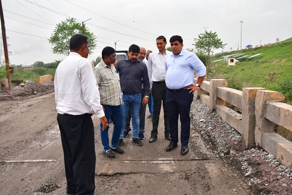 निर्माणाधीन सड़कों का कलेक्टर श्री दुदावत ने किया स्थल निरीक्षण, ढेंगुरनाला-बेलगिरी पुल का भी किया निरीक्षण