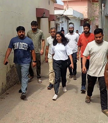 पी.एम.ए.वाई. के हितग्राही आवासगृहों का निर्माण एक सप्ताह के अंदर प्रारंभ करायें - आयुक्त श्री पाण्डेय