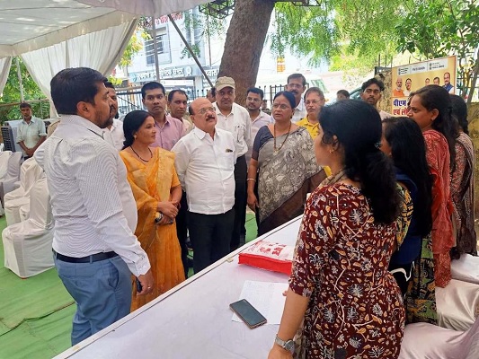 महापौर एवं आयुक्त ने कोसाबाड़ी जोन में आयोजित स्वनिधि महोत्सव शिविर का किया निरीक्षण