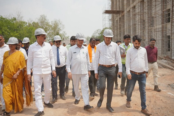 कैबिनेट मंत्री श्री लखनलाल देवांगन ने निर्माणाधीन मेडिकल कॉलेज का किया निरीक्षण