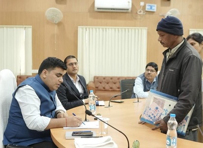 कलेक्टर श्री कुणाल दुदावत ने जनदर्शन में सुनी दूरस्थ व वनांचल क्षेत्र के लोगों की समस्याएँ