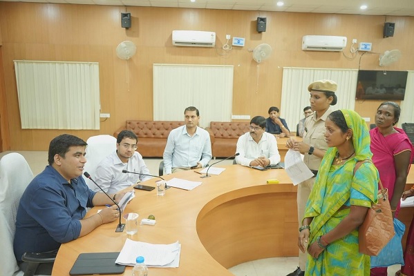 कलेक्टर जनदर्शन में आमजनों ने रखीं अपनी समस्याएं, अधिकारियों को समय-सीमा में कार्रवाई के निर्देश