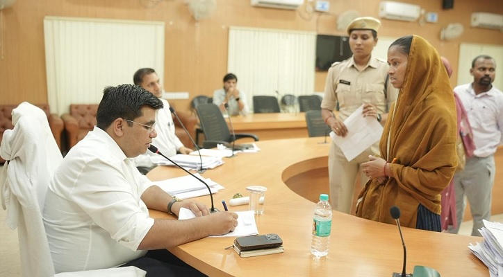 जनदर्शन में  कलेक्टर ने सुनी आमजनों की समस्याएं,  त्वरित निराकरण के दिए निर्देश
