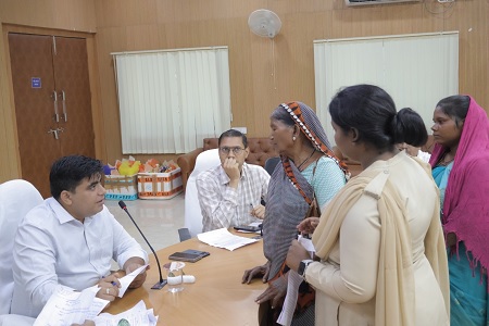 जनदर्शन में 111 आवेदन हुए प्राप्त, कलेक्टर श्री कुणाल दुदावत ने सुनी आमनागरिकों की समस्याएं